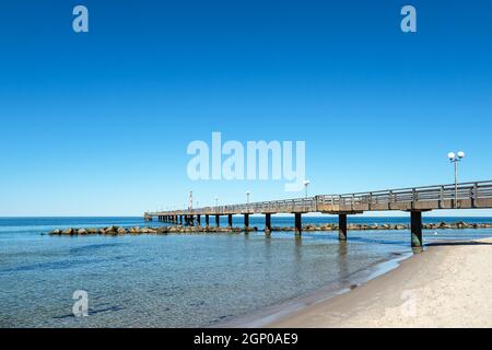 Pier an der Ostseeküste in Wustrow, Deutschland. Stockfoto