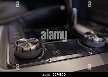 Details zur Innenausstattung von Luxusautos. Mittelkonsole mit Getriebesteuerungen Stockfoto