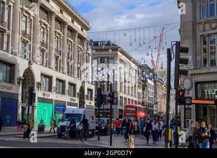 Oxford Street, London, Großbritannien. 28. September 2021. In den 3 Monaten vor Weihnachten 2021 wurden weiße Weihnachtssterne über der Oxford Street von Oxford Circus bis zur Kreuzung Tottenham Court Road angebracht. Quelle: Malcolm Park/Alamy Live News Stockfoto