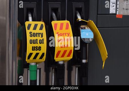 Am 29 2021. September auf dem Höhepunkt der Kraftstoffkrise im Oktober 2021 wurden an einer Tankstelle in Wiltshire, Großbritannien, Hinweisschilder auf die Benzinpumpen nicht mehr verwendet Stockfoto