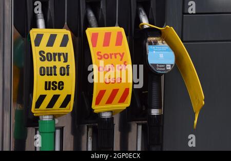 Am 29 2021. September auf dem Höhepunkt der Kraftstoffkrise im Oktober 2021 wurden an einer Tankstelle in Wiltshire, Großbritannien, Hinweisschilder auf die Benzinpumpen nicht mehr verwendet Stockfoto
