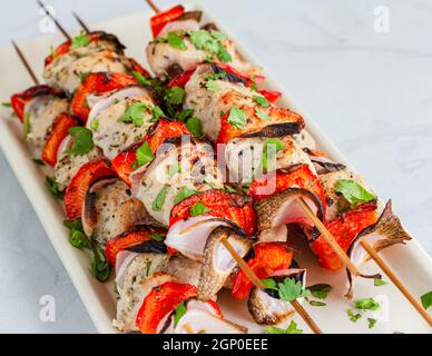 Indisches Huhn Kebab auf den Spiessen Nahaufnahme Foto Stockfoto