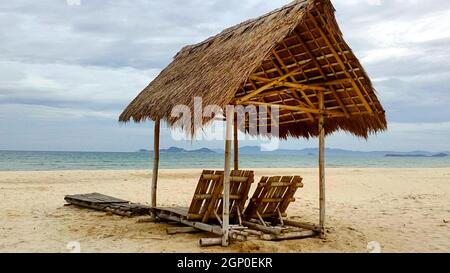 Ein Baldachin aus Bambus und Schilf am Strand. Stockfoto