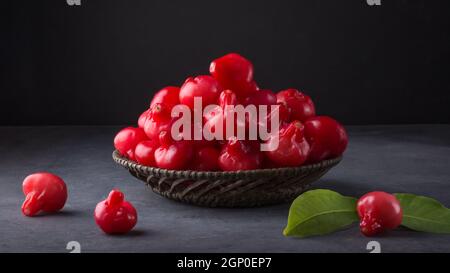 jambu oder Rosenapfel, glockenartige Form Frucht auch Glockenfrucht oder Wachsapfel genannt, Sri lanka saftige Früchte in einem Korb, auf dunklem Hintergrund genommen Stockfoto