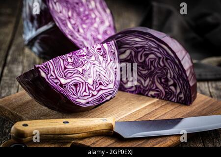 Frischer Rotkohl auf Schneidebrett. Stockfoto