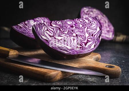 Frischer Rotkohl auf Schneidebrett. Stockfoto
