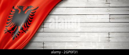 Albanien Flagge auf alten weißen Wand. Horizontales Panorama-Banner. Stockfoto