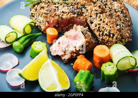 Gebackenes Thunfischsteak mit Gemüsegarnierung.Fisch mit Gemüse gekocht. Stockfoto