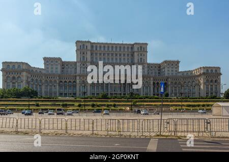 BUKAREST, RUMÄNIEN - 16. AUGUST 2021: Der Palast des Parlaments im Zentrum der Stadt Bukarest, Rumänien Stockfoto