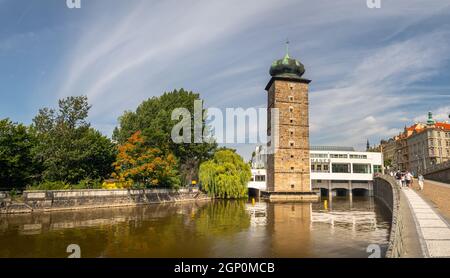 Sitkovska Wasserturm am Ufer der Moldau neben dem Manes-Gebäude, Prag, Tschechische republik Stockfoto