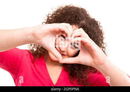 Schöne junge asiatische Frau, die eine Form eines Herzens mit ihren Händen machen Stockfoto