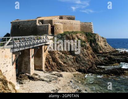 Das Schloss La Tour Fondue thront auf Einem Felsen am Mittelmeer in Hyeres Frankreich an Einem schönen Sommertag mit Klarem blauen Himmel Stockfoto