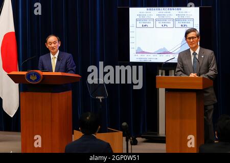 Tokio, Japan. September 2021. (L bis R) Japans Premierminister Yoshihide Suga und der Präsident der japanischen Gesundheitsorganisation Shigeru Omi sprechen während einer Pressekonferenz in der offiziellen Residenz des Premierministers in Tokio und 18 anderen Präfekturen, einschließlich des Ausnahmezustands in anderen Gebieten des Landes, Nachdem die Infektionen von ihrem Höhepunkt zurückgegangen sind. (Bild: © Rodrigo Reyes Marin/ZUMA Press Wire) Stockfoto