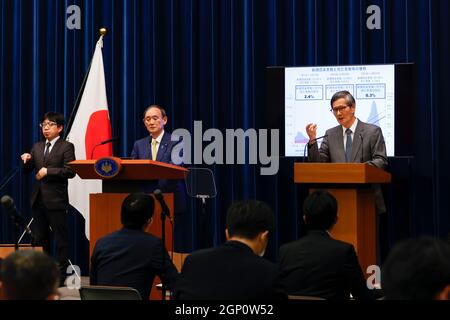 Tokio, Japan. September 2021. (L bis R) Japans Premierminister Yoshihide Suga und der Präsident der japanischen Gesundheitsorganisation Shigeru Omi sprechen während einer Pressekonferenz in der offiziellen Residenz des Premierministers in Tokio und 18 anderen Präfekturen, einschließlich des Ausnahmezustands in anderen Gebieten des Landes, Nachdem die Infektionen von ihrem Höhepunkt zurückgegangen sind. (Bild: © Rodrigo Reyes Marin/ZUMA Press Wire) Stockfoto