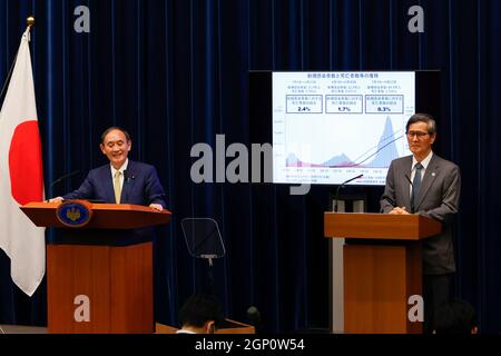 Tokio, Japan. September 2021. (L bis R) Japans Premierminister Yoshihide Suga und der Präsident der japanischen Gesundheitsorganisation Shigeru Omi sprechen während einer Pressekonferenz in der offiziellen Residenz des Premierministers in Tokio und 18 anderen Präfekturen, einschließlich des Ausnahmezustands in anderen Gebieten des Landes, Nachdem die Infektionen von ihrem Höhepunkt zurückgegangen sind. (Bild: © Rodrigo Reyes Marin/ZUMA Press Wire) Stockfoto