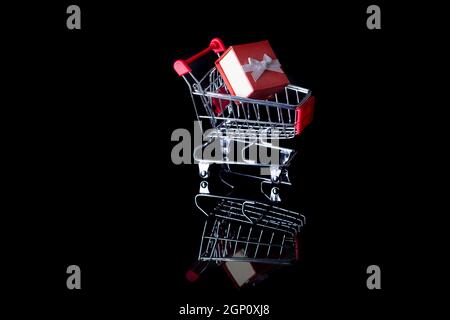 Warenkorb mit Geschenk - Valentinstag e-Commerce Konzept Stockfoto