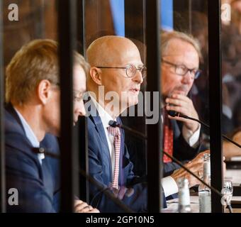 Hamburg, Deutschland. September 2021. Peter Tschentscher (SPD, M), erster Bürgermeister von Hamburg, spricht auf der Landespressekonferenz (LPK) zwischen Schleswig-Holsteins Ministerpräsident Daniel Günther (CDU, l) und Peter Ulrich Meyer, Vorsitzender des LPK, über die Ergebnisse des gemeinsamen Kabinettstreffens mit der Schleswig-holsteinischen Landesregierung im Hamburger Rathaus. Quelle: Markus Scholz/dpa/Alamy Live News Stockfoto