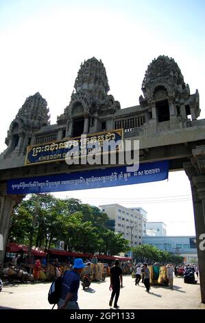 Kambodschanische Arbeiter Menschen schieben ziehen alte Holz Trolley-Wagen Service tragen Waren Produkt in Poipet Grenzübergang und Aranyaprathet in Sa Kaeo in Thailand Stockfoto