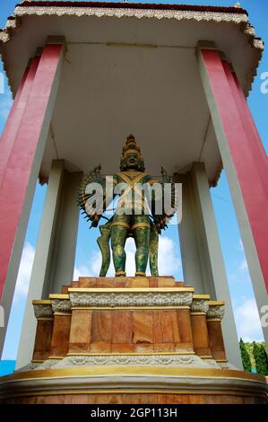 Hindu-gott Vishnu Gottheit Engel Statue auf Kreisverkehr Verkehrsstraße für kambodschaner und ausländische Reisende Reise besuchen Respekt beten an Sisophon Kappe Stockfoto