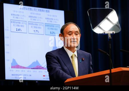 Tokio, Japan. September 2021. Japans Premierminister Yoshihihide Suga spricht während einer Pressekonferenz am 28. September 2021 in Tokio, Japan, in der offiziellen Residenz des Premierministers. Kredit: SOPA Images Limited/Alamy Live Nachrichten Stockfoto