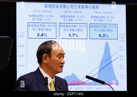 Tokio, Japan. September 2021. Japans Premierminister Yoshihihide Suga spricht während einer Pressekonferenz am 28. September 2021 in Tokio, Japan, in der offiziellen Residenz des Premierministers. Kredit: SOPA Images Limited/Alamy Live Nachrichten Stockfoto