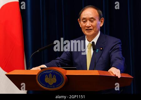 Tokio, Japan. September 2021. Japans Premierminister Yoshihihide Suga spricht während einer Pressekonferenz am 28. September 2021 in Tokio, Japan, in der offiziellen Residenz des Premierministers. Kredit: SOPA Images Limited/Alamy Live Nachrichten Stockfoto