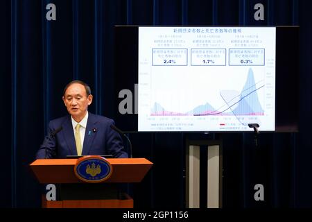 Tokio, Japan. September 2021. Japans Premierminister Yoshihihide Suga spricht während einer Pressekonferenz am 28. September 2021 in Tokio, Japan, in der offiziellen Residenz des Premierministers. Kredit: SOPA Images Limited/Alamy Live Nachrichten Stockfoto