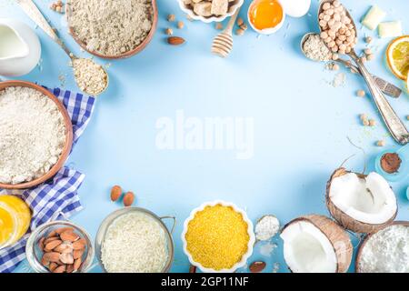 Kochen Backen Hintergrund Rahmen Hintergrund. Auswahl an verschiedenen glutenfreien Mehl und Zutaten, für Süß- und Brotbäckerei, auf buntem blauem Kitch Stockfoto