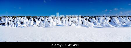 Eine mit Schnee bedeckte Trockensteinmauer in den Bergen von Mourne, Grafschaft Down Northern Ireland Stockfoto