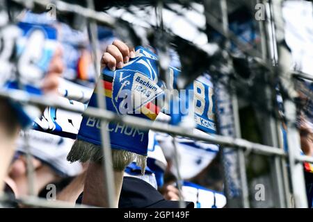 Vonovia Ruhrstadion Bochum, VfL Bochum Fans halten ihre Fanschals hoch. Stockfoto