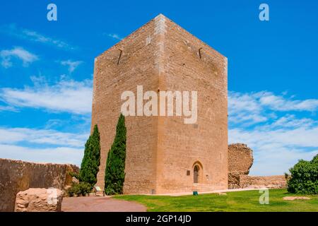 Blick auf den Turm Torre del Espolon im Schloss von Lorca, in Lorca, Murcia, Spanien Stockfoto