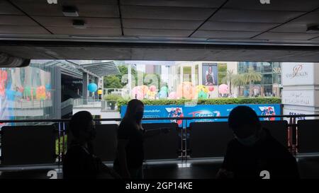 Blick von der Siam BTS Station auf die Dekoration von Halloween-Ballons mit Neuheiten im Siam Paragon Shopping Mall im Siam Square in Bangkok Thailand Stockfoto