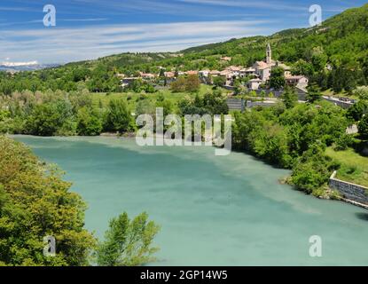 Blick von der Festung von Sisteron auf den grün schimmernden Fluss Durance und Sisteron France an Einem schönen Frühlingstag mit Klarem, blauem Himmel Stockfoto