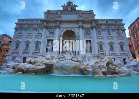 Der Trevi Brunnen am Morgen, Rom, Italien. Rom barocke Architektur und Sehenswürdigkeiten. Rom Trevi Brunnen ist eine der wichtigsten Sehenswürdigkeiten von Rom und Ita Stockfoto