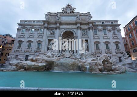 Der Trevi Brunnen am Morgen, Rom, Italien. Rom barocke Architektur und Sehenswürdigkeiten. Rom Trevi Brunnen ist eine der wichtigsten Sehenswürdigkeiten von Rom und Ita Stockfoto