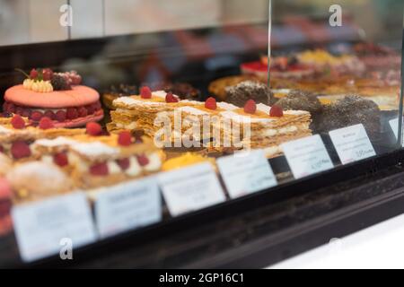 Lokalen Patiserie in Paris zeigt die typisch französisches Gebäck Stockfoto