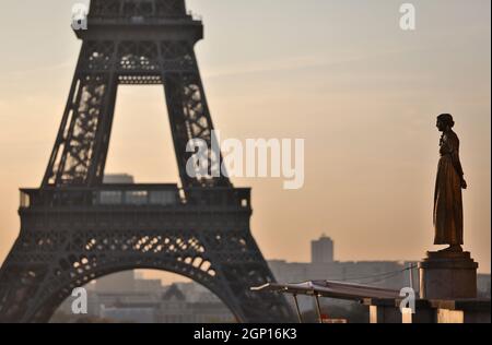 Blick auf den Eiffelturm bei Sonnenaufgang von den Trocadero Gärten, Paris. Stockfoto