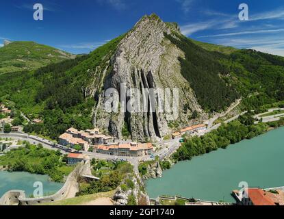 Blick von der Festung Sisteron auf den Riesenfelsen Rocher De La Baume und den grün schimmernden Fluss Durance France an Einem schönen SommertagFrankreich Stockfoto