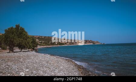 Küstenlinie mit kleinen Wellen und Felsen in Keratokampos, Kreta Stockfoto