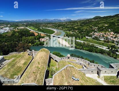 Blick von der Festung von Sisteron auf den grün schimmernden Fluss Durance in Frankreich an Einem schönen Frühlingstag mit Klarem, blauem Himmel Stockfoto