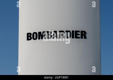 Montreal, QC, Kanada - 4. September 2021: Nahaufnahme des Bombardier-Zeichens am Hauptsitz in Montreal, QC, Kanada. Stockfoto
