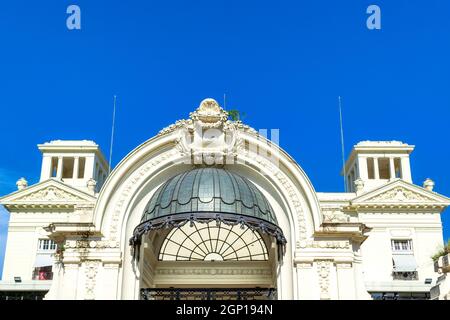 Architekturdetail des Außengebäudes des brasilianischen Jockey Club in Rio de Janeiro, Brasilien. Dieser Ort ist eine berühmte Touristenattraktion in der Stadt. Stockfoto