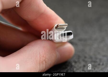 WLADIVOSTOK, RUSSLAND - 24. SEPTEMBER 2021: Apple Lightning Connector und USB Type-C Kabel. Selektiver Fokus. Stockfoto