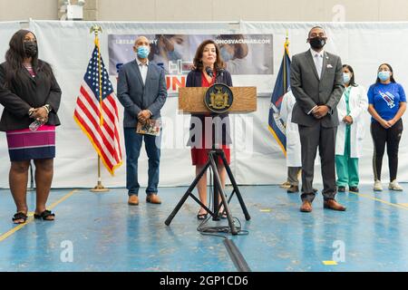 Bronx, USA. September 2021. Gouverneur Hochul kündigt am 27. September 2021 die Einführung von Booster-Dosen in das staatliche Impfprogramm Covid-19 für qualifizierte New Yorker landesweit in Bronx, NY, an. (Foto von Steve Sanchez/Sipa USA) Quelle: SIPA USA/Alamy Live News Stockfoto