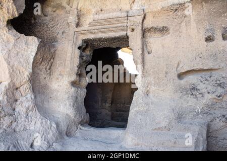 Phrygian Valley (Kühlschrank Vadisi). Ruinen von vor Tausenden von Jahren. Alte Höhlen und Steinhäuser in Ayazini Afyonkarahisar, Türkei. Stockfoto