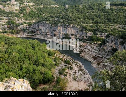 Luftaufnahme in den Canyon der Schluchten De L'Ardeche mit Reflexionen auf dem Fluss Ardeche in Frankreich an Einem schönen Herbsttag Stockfoto