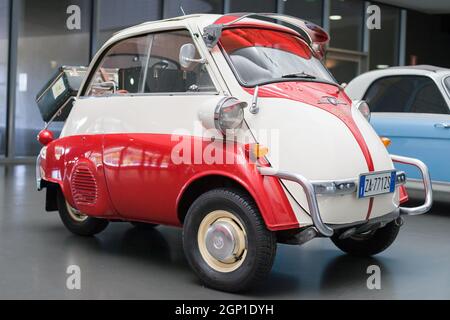 Turin, Italien - 13. August 2021: BMW Isetta wird im Nationalen Automobilmuseum (MAUTO) in Turin, Italien, ausgestellt. Stockfoto