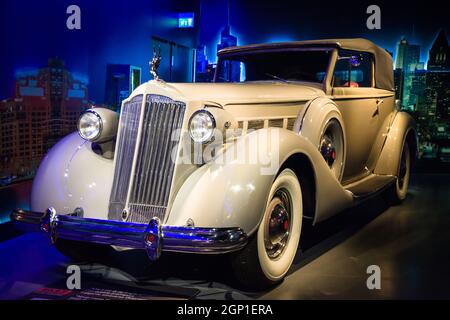 Turin, Italien - 13. August 2021: 1937 Packard Super-Eight 1501 im Nationalen Automobilmuseum (MAUTO) in Turin, Italien. Stockfoto