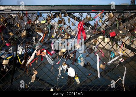 Viele Liebe Sperren auf der Brücke in Paris - ein Symbol der ewigen Liebe, Freundschaft und Romantik. Frankreich. Stockfoto