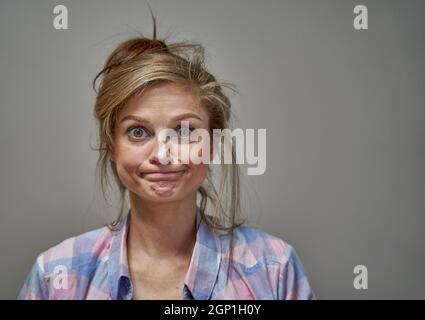 Junge alberne Frau grimaces Stockfoto